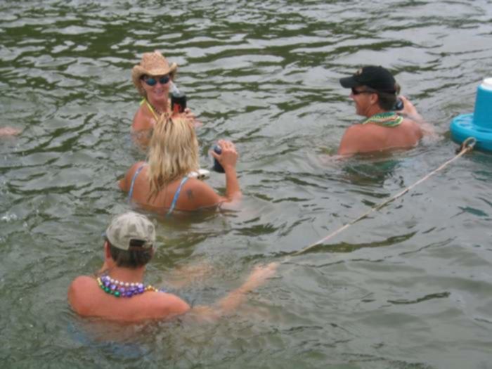 Красивые девчонки в вульгарном бикини развлекаются на воде