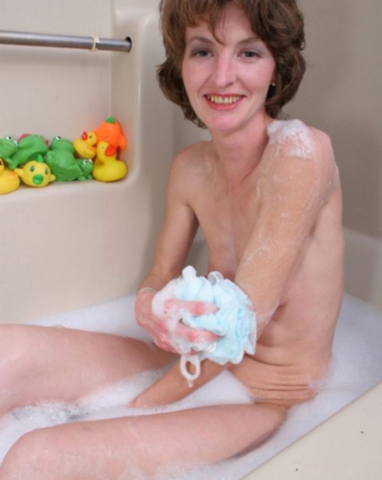 Тощая зрелая сучка забавляется в ванной с самотыком и утками
