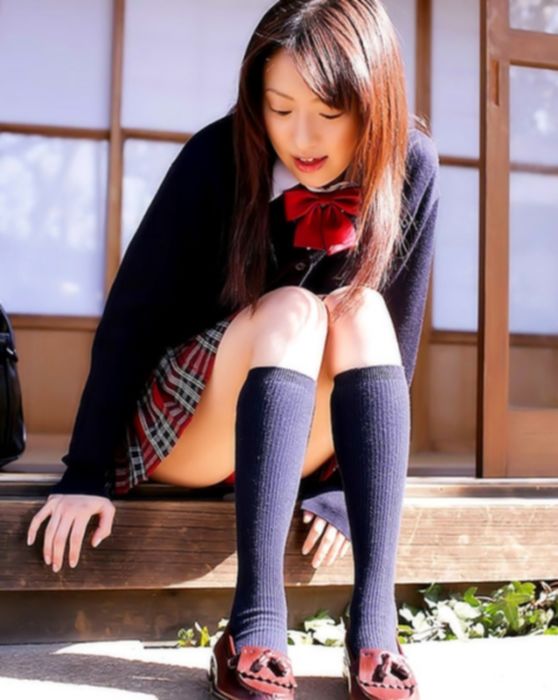 Азиатская студентка мастурбирует свою пизду вибратором не снимая красных трусиков