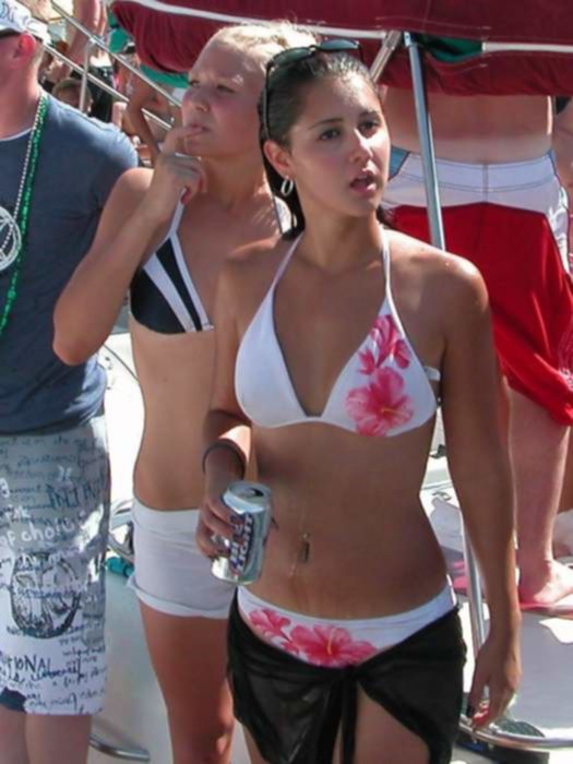 Молоденькие девушки в сексуальных бикини отдыхают на пляже