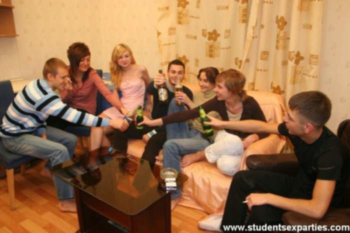 Пьяные русские студенты устроили групповую анальную секс вечеринку после игры в бутылочку на раздевания