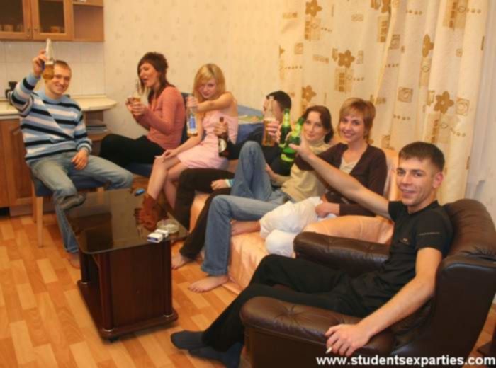 Пьяные русские студенты устроили групповую анальную секс вечеринку после игры в бутылочку на раздевания