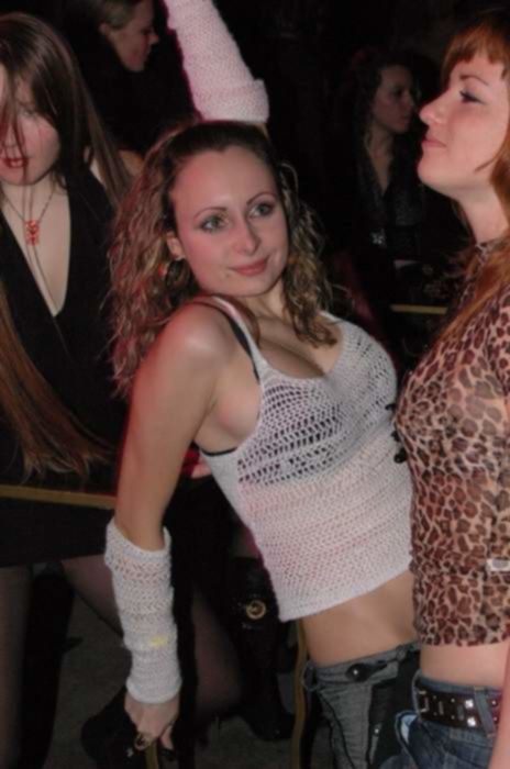 Пьяная девица устроила секс вечеринку на дискотеке, раздевшись до гола и натерев свои сиськи и пизду сладким кремом на сцене