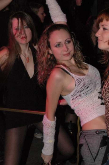 Пьяная девица устроила секс вечеринку на дискотеке, раздевшись до гола и натерев свои сиськи и пизду сладким кремом на сцене