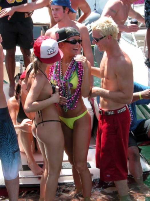 Молоденькие соски в бикини не против группового внимания членов к ним на пляже