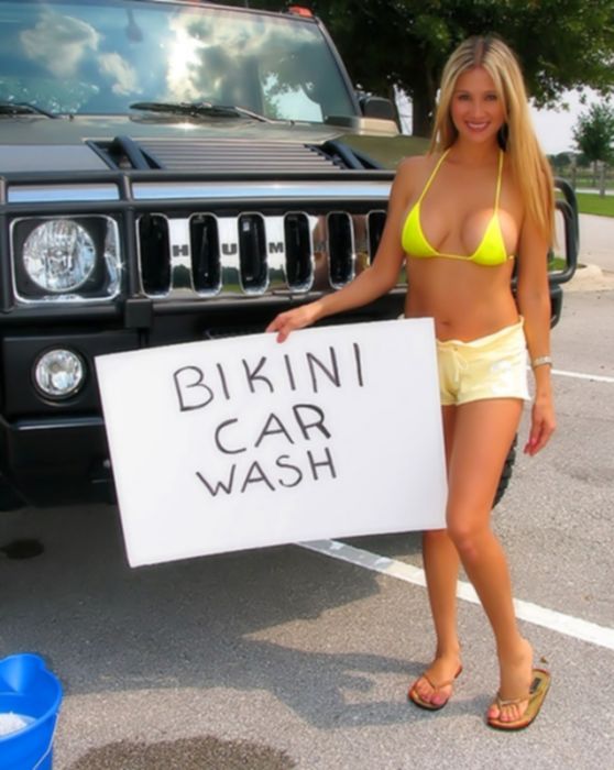 Фото блондинки в мини бикини моющей машину