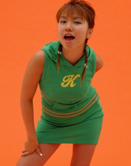 Молоденькая азиатка демонстрирует свое тело
