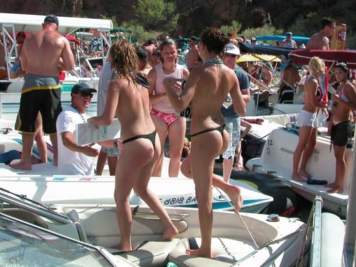 Девушки в сексуальных бикини загорают на пляже топлес