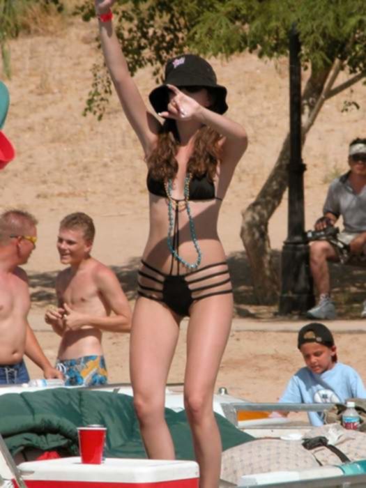 Сексапильные дамочки в сексуальных бикини на пляже...