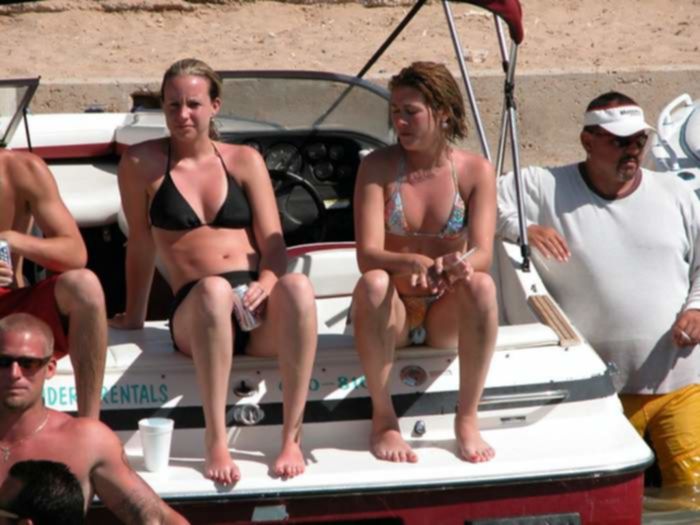 Сексапильные дамочки в сексуальных бикини на пляже...