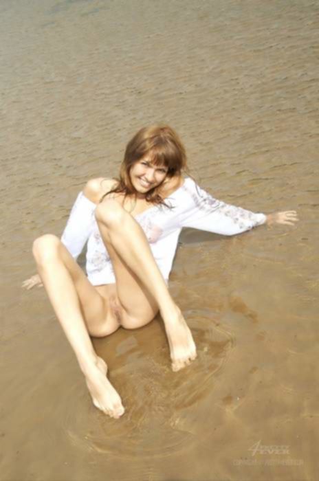 Пляжная русская девка разделась прямо на берегу для фотографий