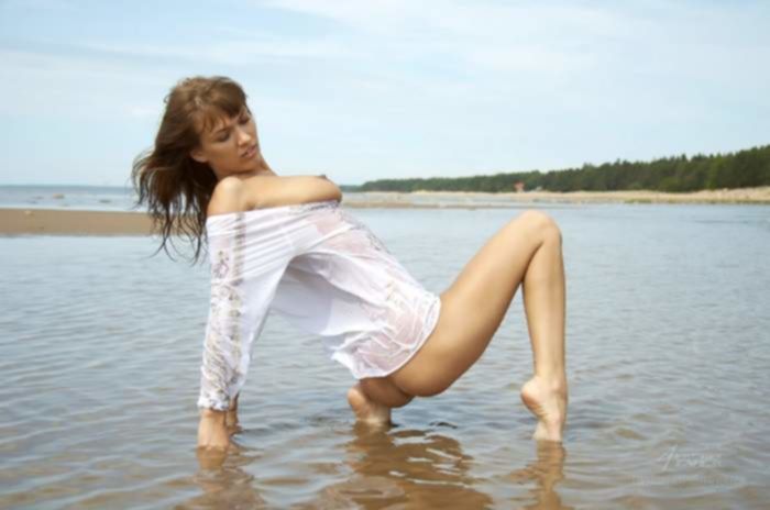 Пляжная русская девка разделась прямо на берегу для фотографий
