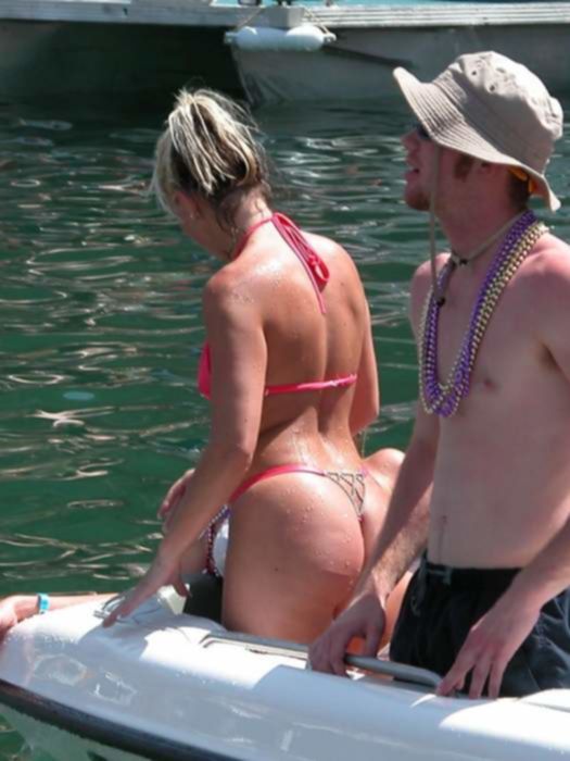 Девчонки в бикини могут лапать и себя на виду у всех на пляжной порно вечеринке