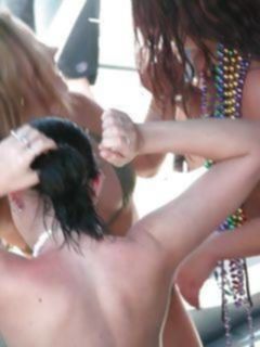Лесбиянки в бикини трахаются на пляже перед людьми