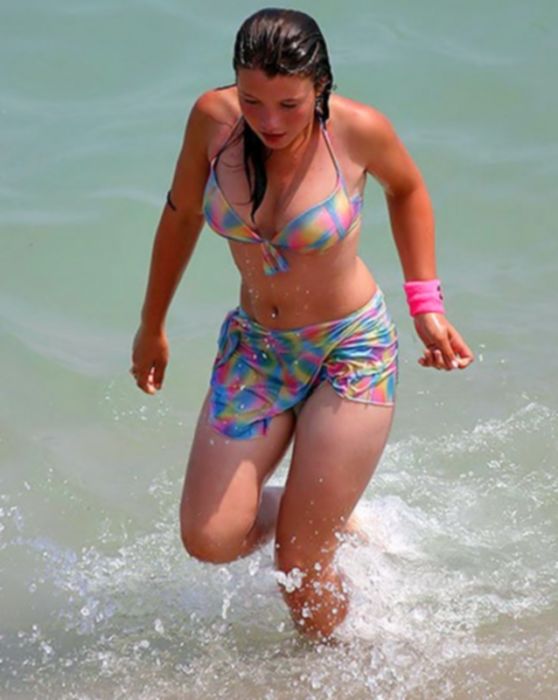 Эротические фото красивых девушек на пляже в сексуальных мокрых бикини