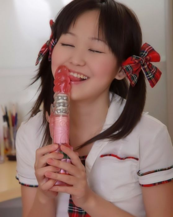 Молоденькая азиатка студентка трахает киску дилдо